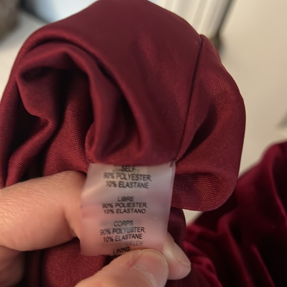 A Truly Stunning Dress - Picture 5 of 7